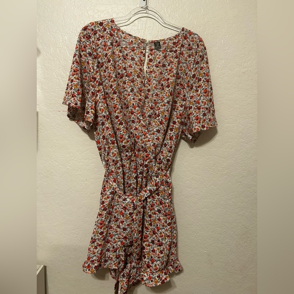 🐾SHEIN Curve Red and Gray Floral shorts romper size 4XL GUC - Picture 7 of 10